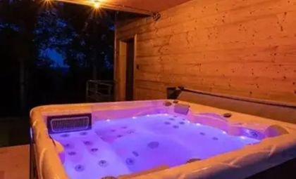 Cabane avec Jacuzzi Privatif (Sarlat 2) — love room à Sarlat La Canéda