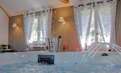 Chalet du Rev'EauBois — love room à Larche