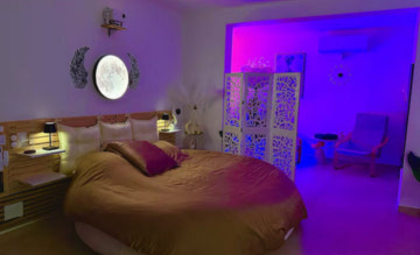Romantic Room Alexis — love room à Les Sablettes