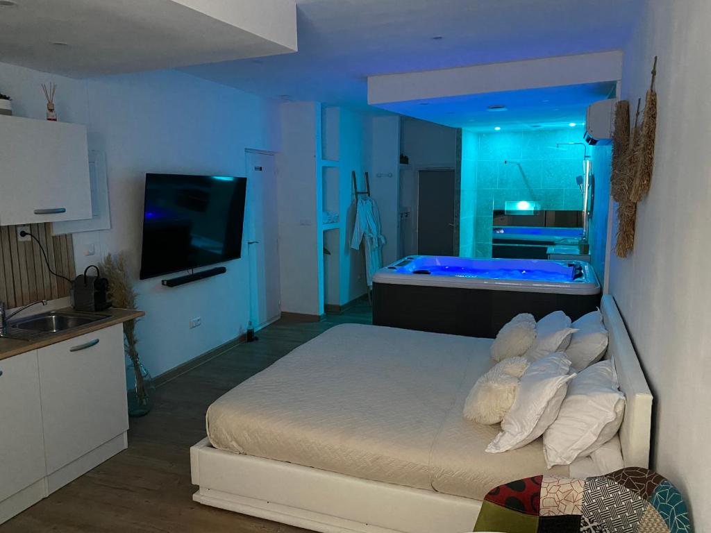Suite avec jacuzzi patio — love room à La Ciotat