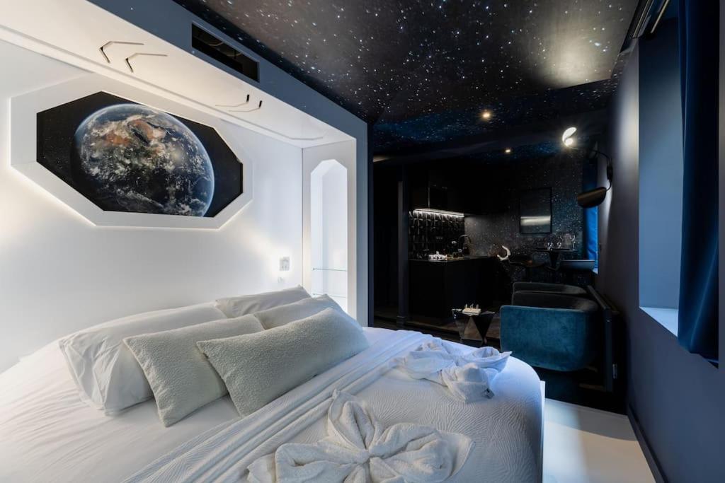 La tête dans les étoiles — love room à Riom