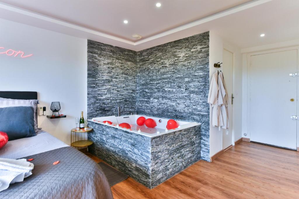 LE COCON — love room à Le Cannet (4km)