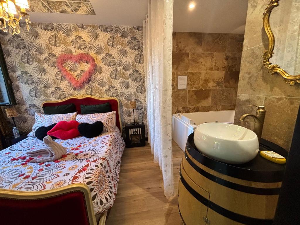 Romantisme et glamour — love room à Dijon