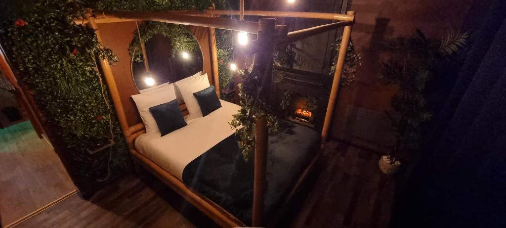Bayeuzen : La Tropicale — love room à Bayeux