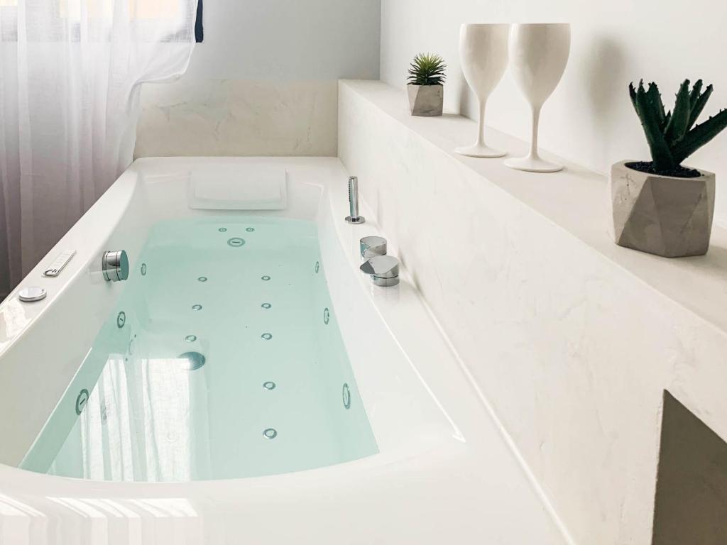 Jacuzzi Bay — love room à Annecy
