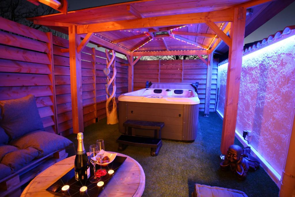 Studio avec piscine — love room à Velaux (22km)