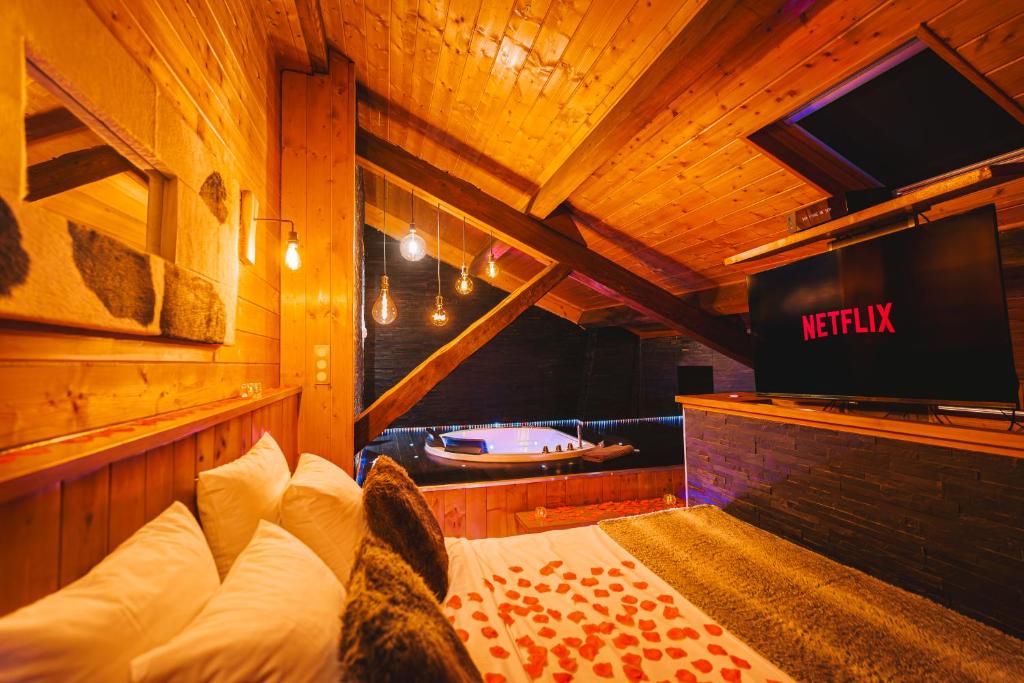 Le Chalet Loft and Spa — love room à Villeurbanne