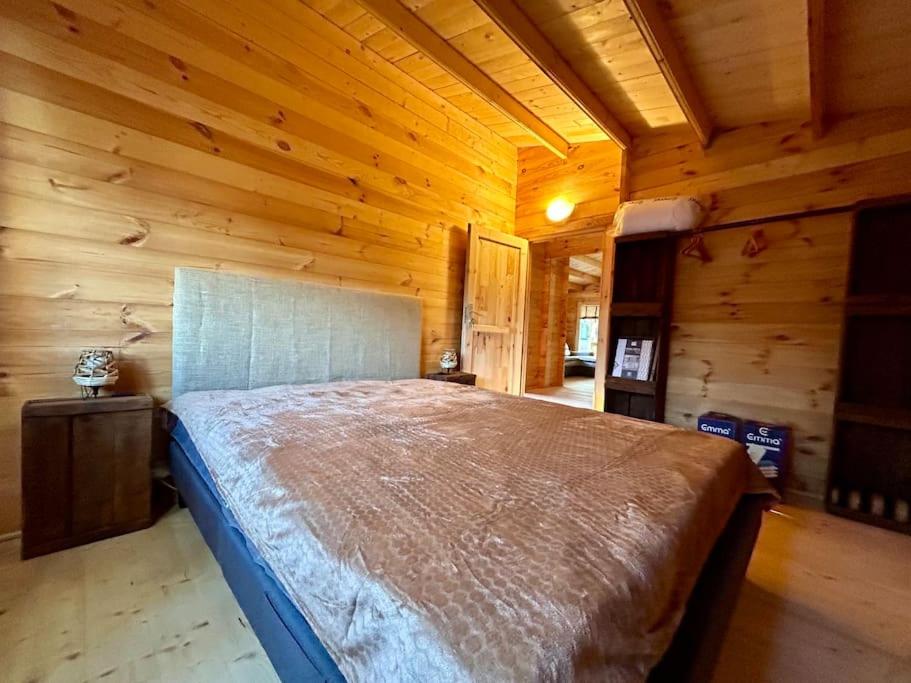 Chalet bois jacuzzi — love room à Bessan (20 km)