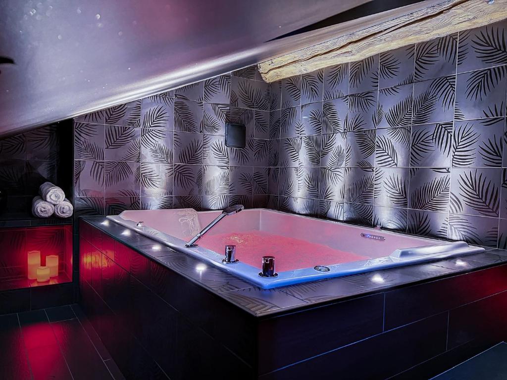 Suite Rouge baiser — love room à Saint-Étienne