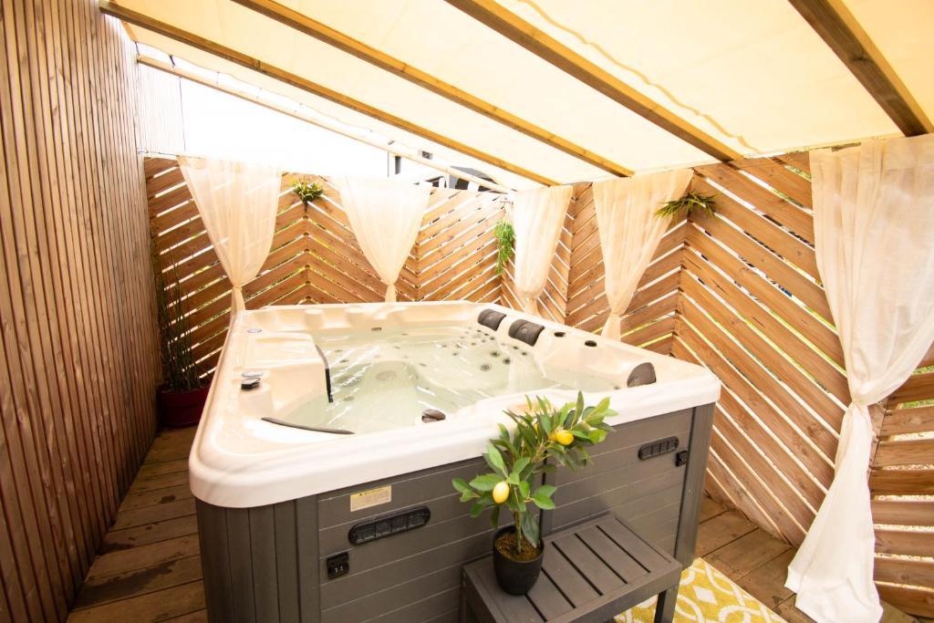 Les 2 Fées Spa Brocéliande — love room à Montfort-sur-Meu
