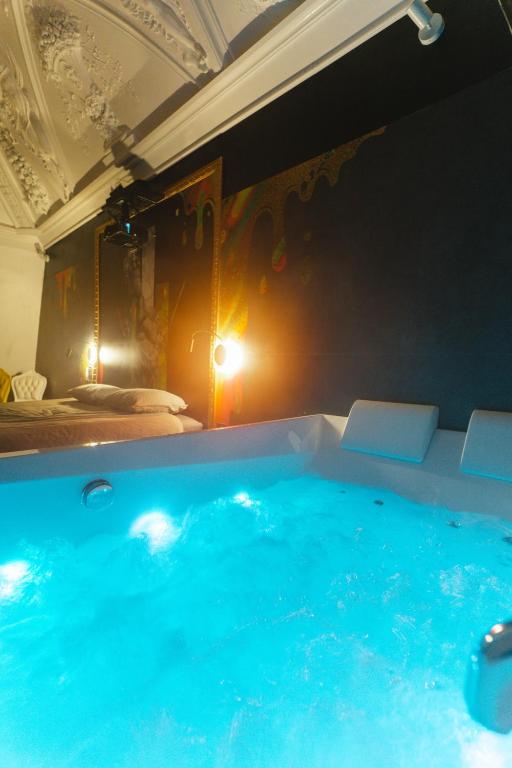 AppartCapsule WTF — love room à Valenciennes