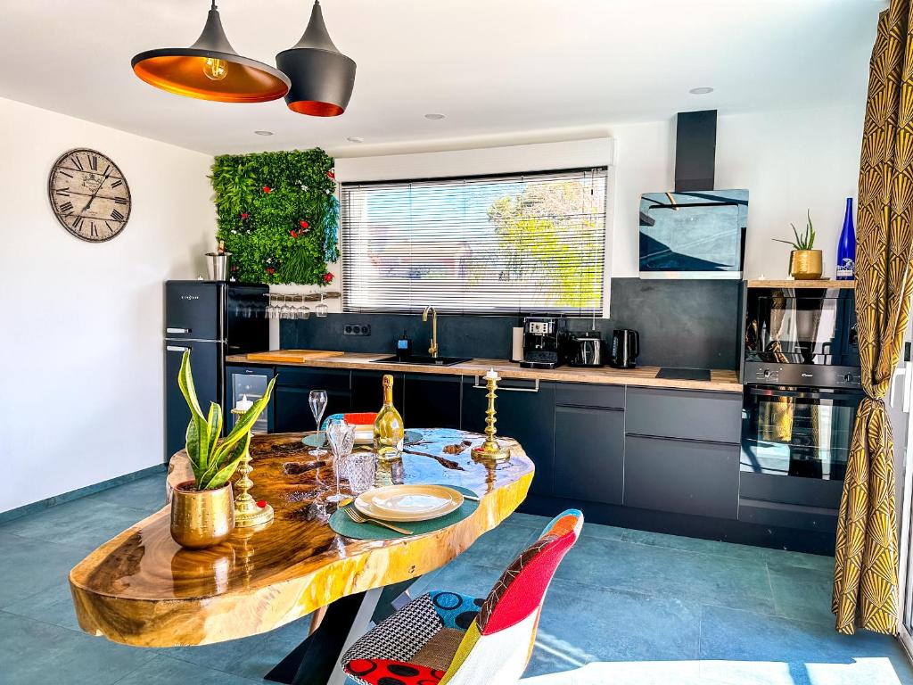 La Villa Des Charmes — love room à Vias (18 km)