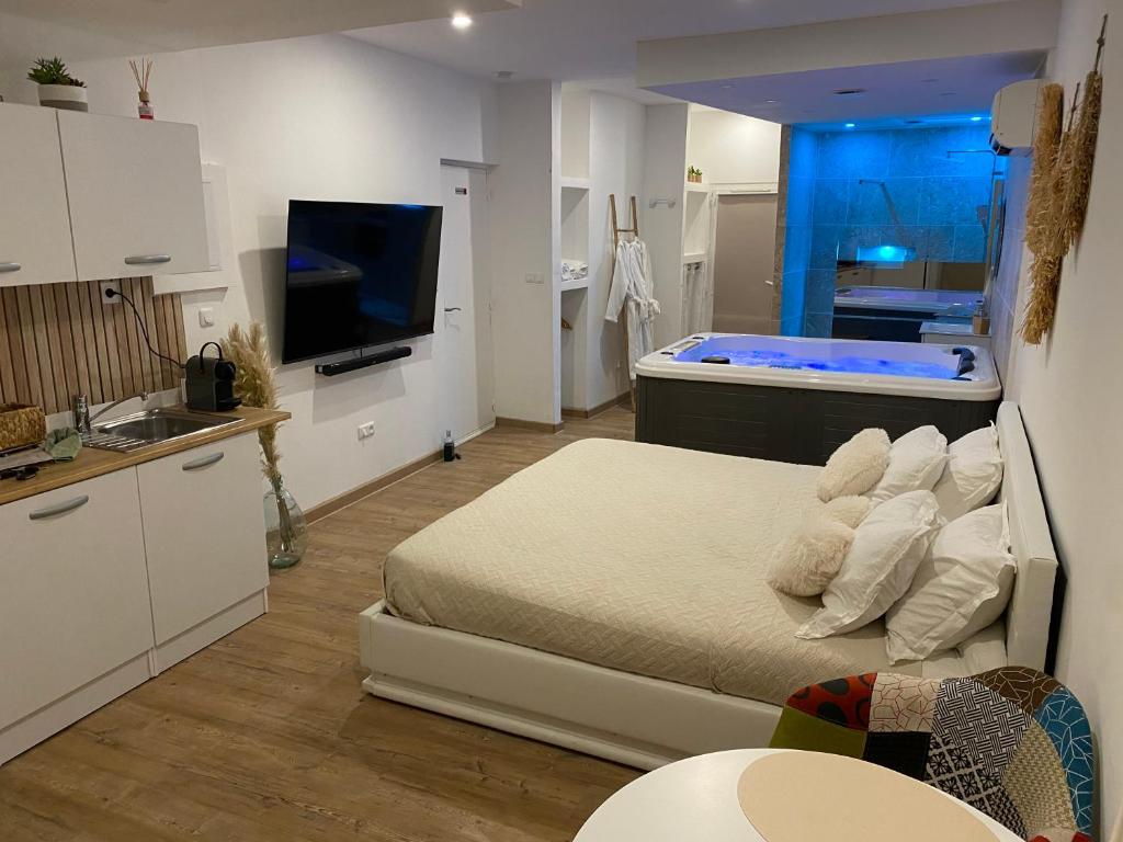 Suite avec jacuzzi patio — love room à La Ciotat