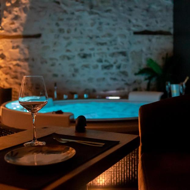 LOVE Suites & SPA "Le Chai" — love room à Médis (8 km)