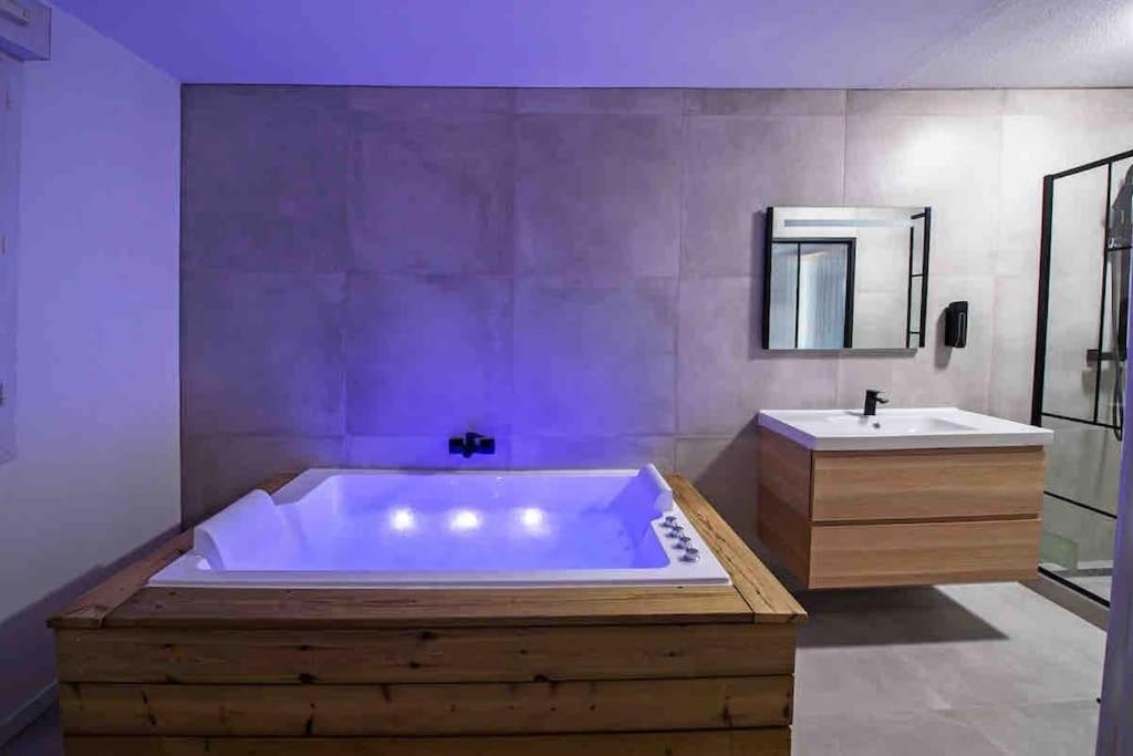 Appartement avec jaccuzzi — love room à Villeurbanne