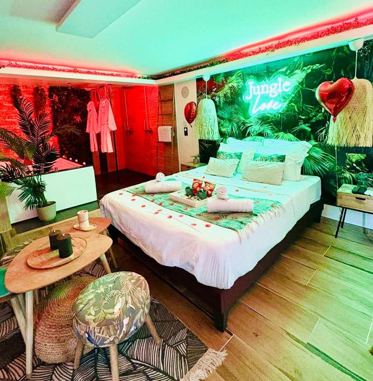 Jungle Love avec balnéo — love room à Serris