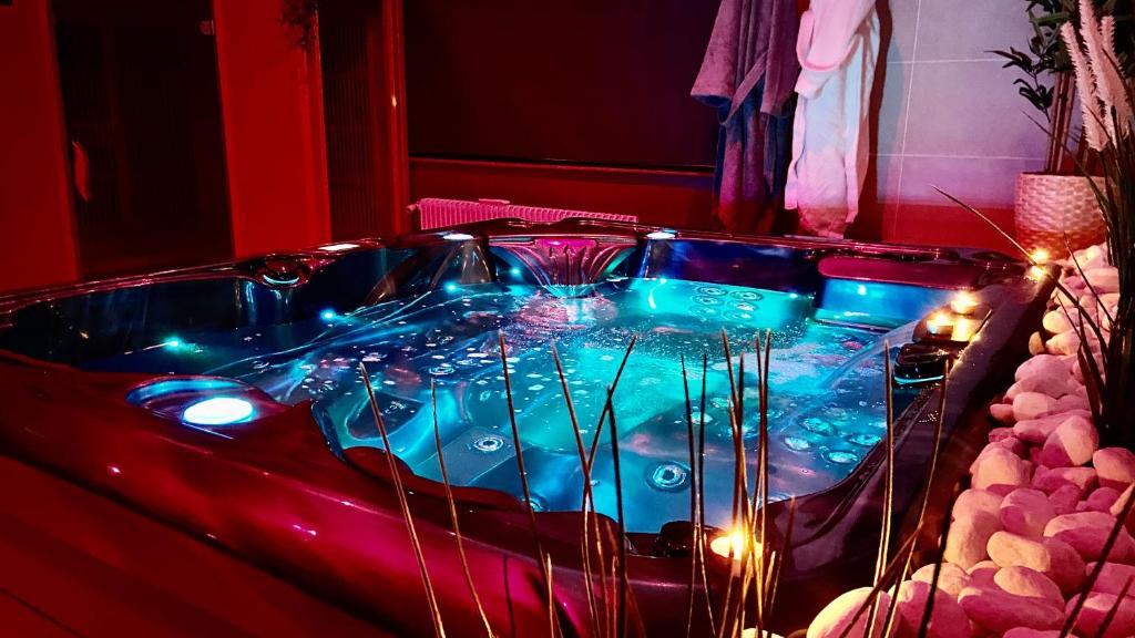 Suite avec Jacuzzi et Sauna — love room à Évreux