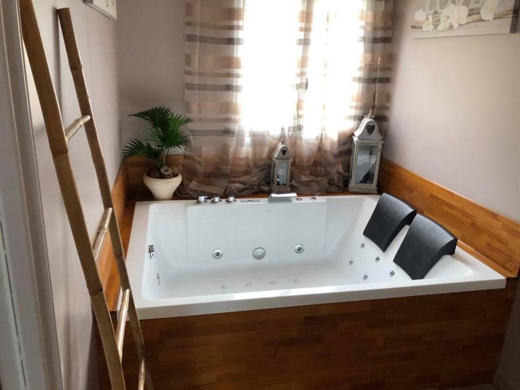 La suite des charmelines — love room à Fours-en-Vexin