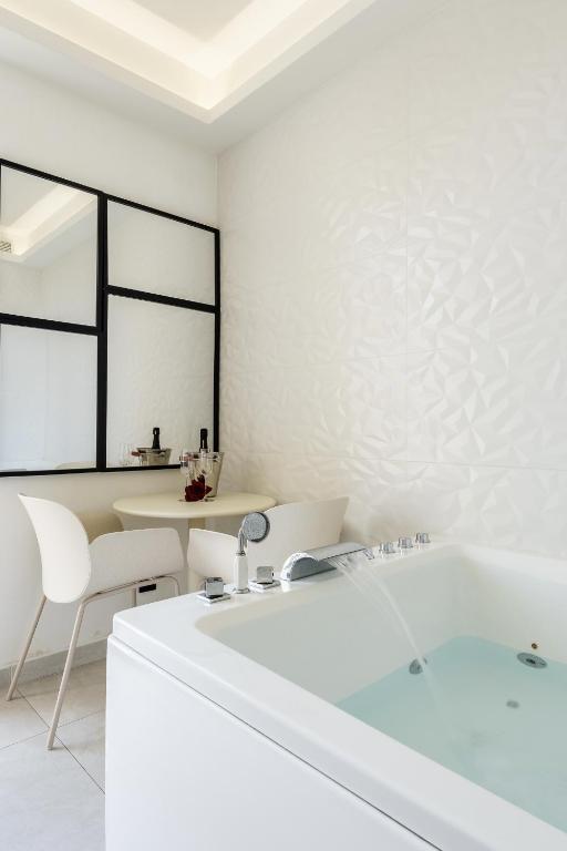 Suite luxe jacuzzi — love room à Cannes