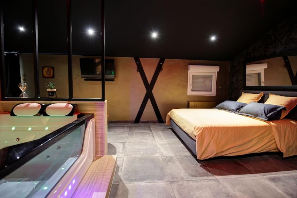 Suite romantique — love room à Saint Genest (21km)