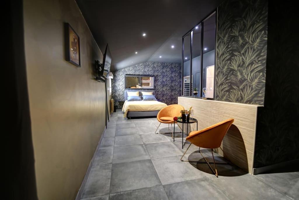 Suite romantique — love room à Saint Genest (21km)