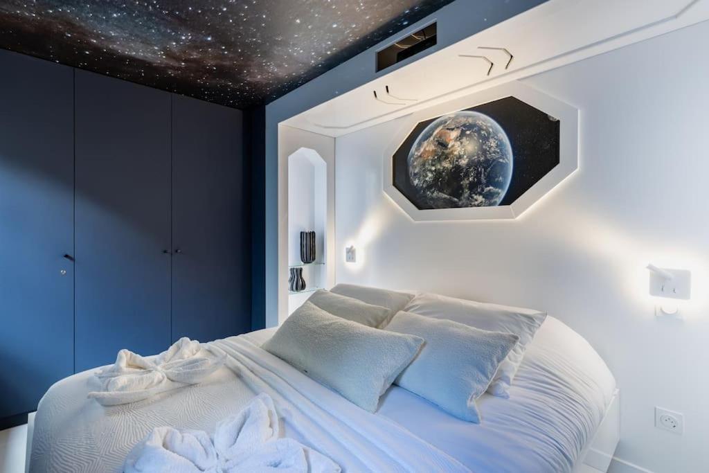 La tête dans les étoiles — love room à Riom