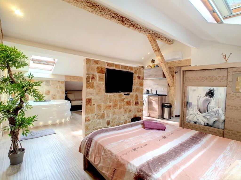 Studio luxe jacuzzi croisette — love room à Cannes