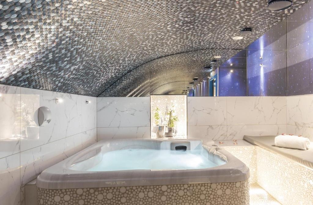 Secret de Paris Hôtel&Spa — love room à Paris 9