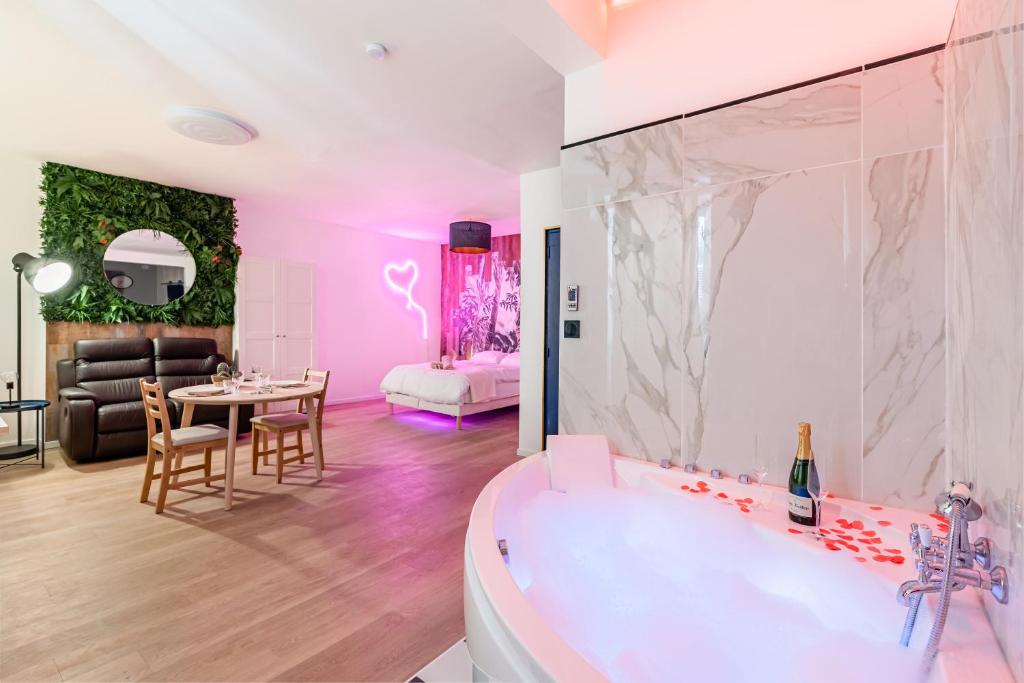 Appart jacuzzi — love room à Marseille