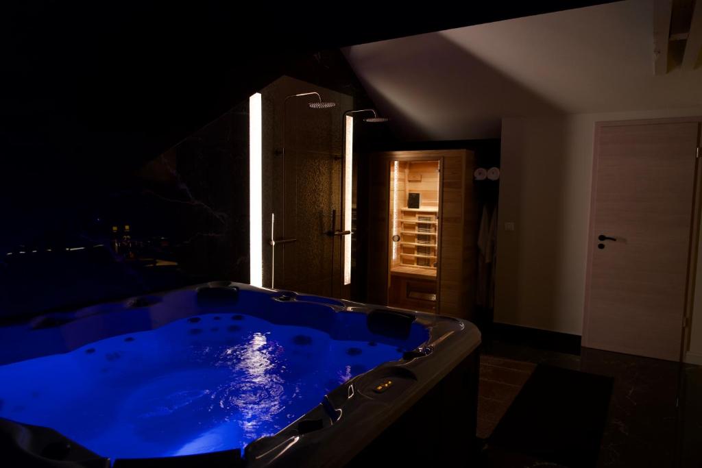 le89golden — love room à Mulhouse