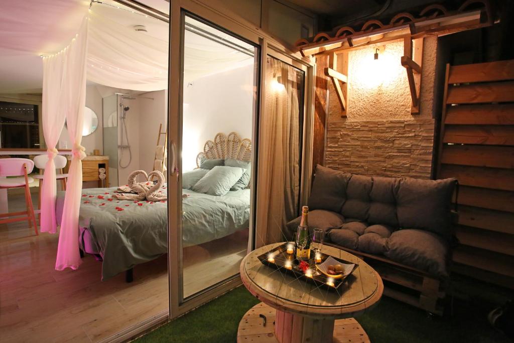 Studio avec piscine — love room à Velaux (22km)