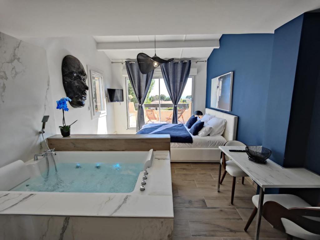 Suites JM Les Pins — love room à Bandol