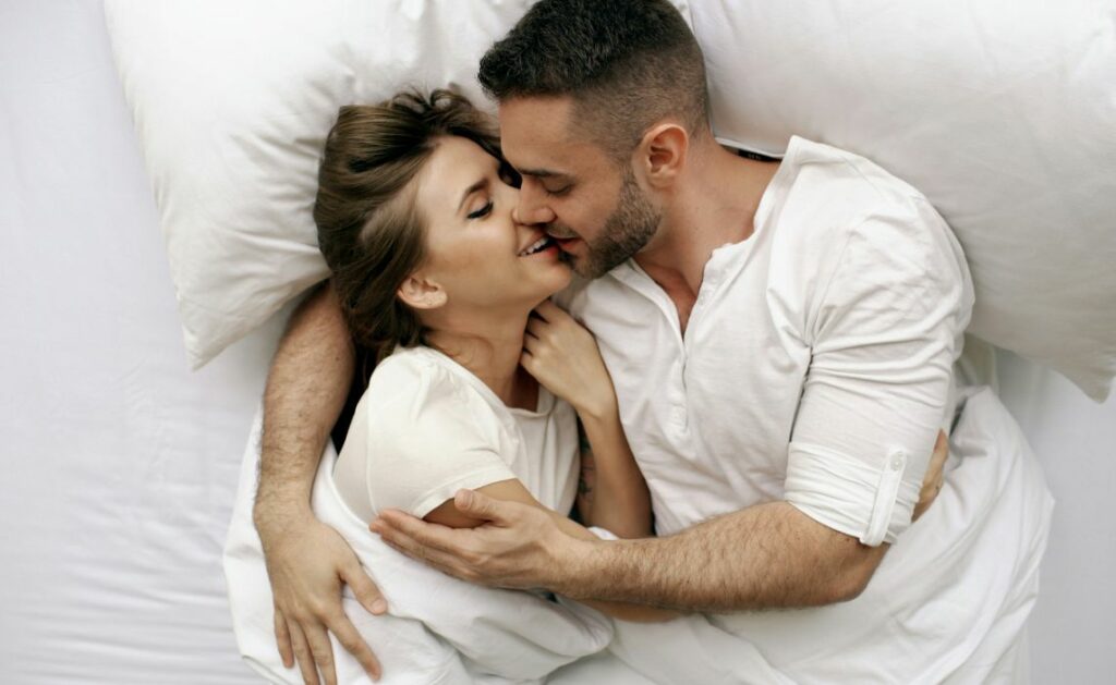 Couple complice partageant un moment intime au lit - The Love Room