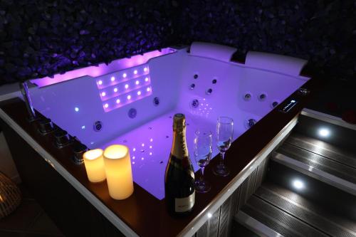 La Suite, love room, Grand Jacuzzi, port de plaisance de Saint Valery En Caux — love room à Saint-Valery-en-Caux
