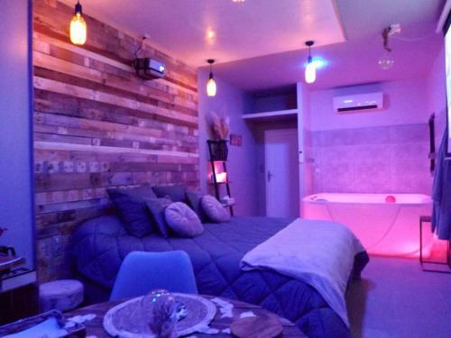 La Suite Côté Pool-House Piscine, Sauna & Jacuzzi privatifs — love room à Istres