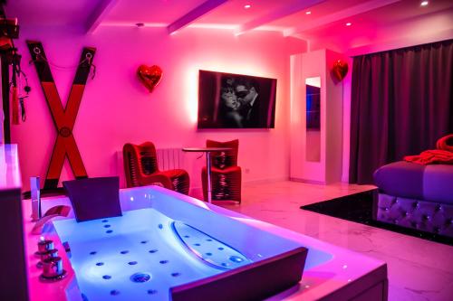 SECRET SUITE "Mr Grey" - Jacuzzi privatif - Gare RER C — love room à Brétigny-sur-Orge