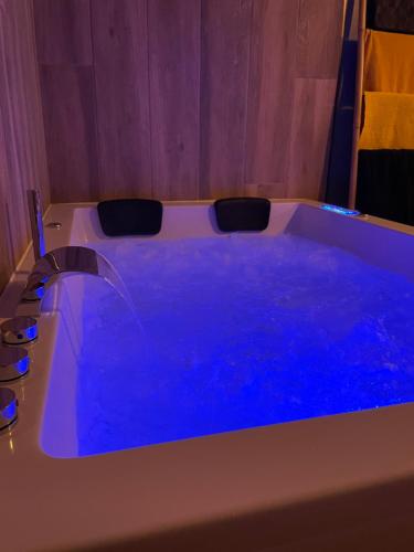 Studio jacuzzi Love Room — love room à Sacquenville