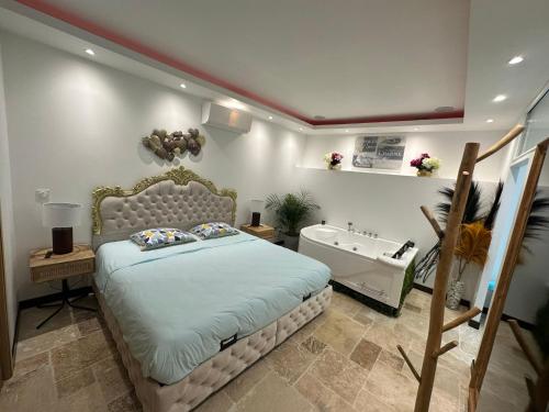 Appartement de luxe "L'Écrin de l'Amour" — love room à Saint-Avertin