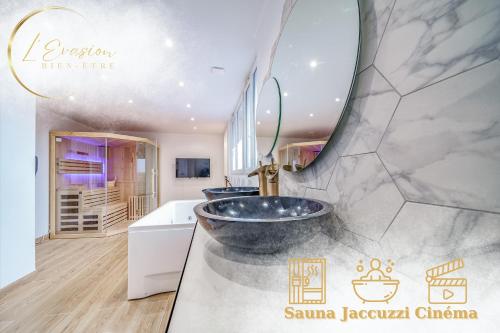 L'Evasion - Sauna Jacuzzi Cinema — love room à Tours