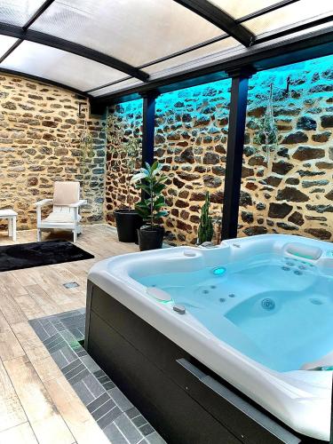 Villa Lily Spa, chambre d’hôtes avec spa privatif — love room à La Vicomté-sur-Rance