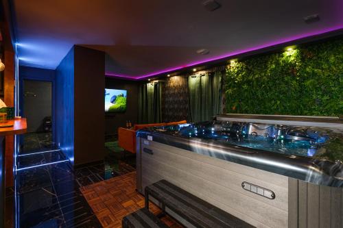 L'escale - Jacuzzi 130 jets, Sauna, lit king size — love room à Évreux