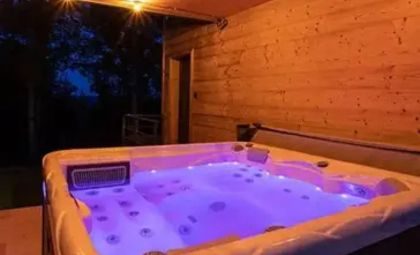nuit-insolite-dordogne-cabane-jacuzzi-privatif-sarlat-the-love-room